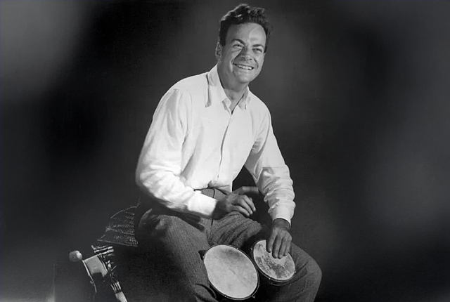 ファインマンがボンゴドラムを演奏する姿