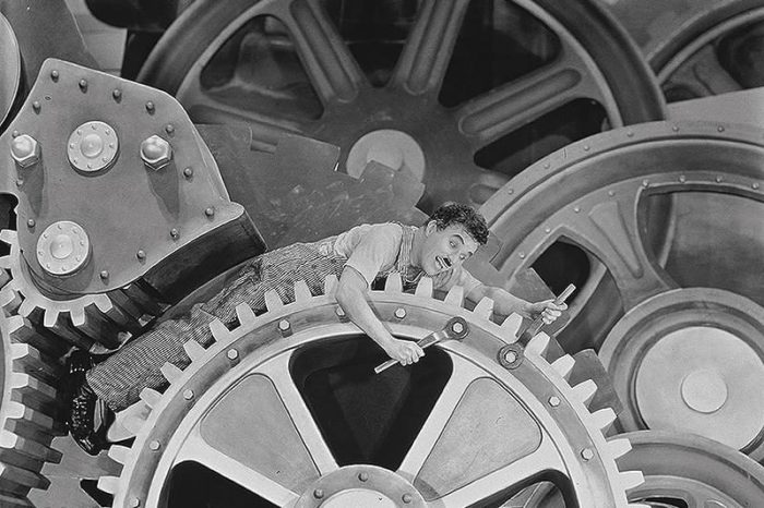 『モダン・タイムス』はAI時代の今こそ刺さるのか──働く意味を失った夜に観るべき一本 9 モダン・タイムス 特別シーン