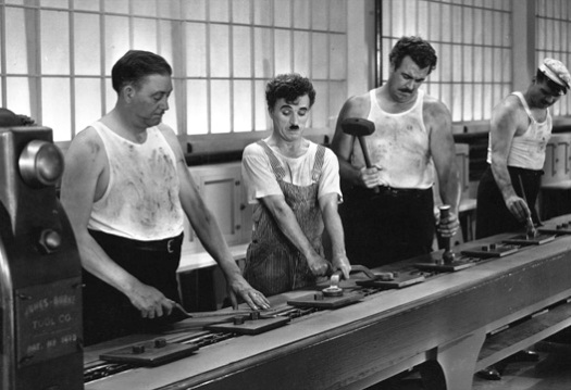 『モダン・タイムス』はAI時代の今こそ刺さるのか──働く意味を失った夜に観るべき一本 10 モダン・タイムス ベルトコンベアシーン