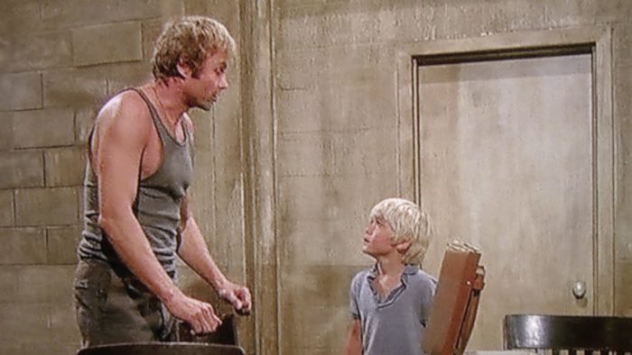 ダメな父親でも、息子の目には"チャンプ"だった――映画『チャンプ』が今も心を壊し、救う理由 11 チャンプ 厩舎シーン